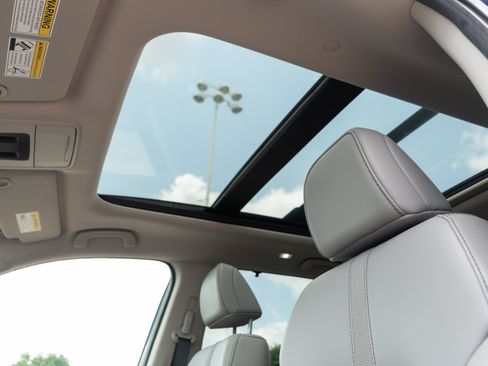 Used 2025 Honda Pilot Touring image 12