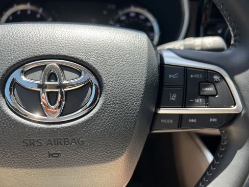 Used 2023 Toyota Highlander XLE FWD image 6