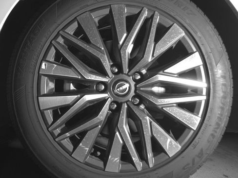 Used 2025 Nissan Altima 2.5 SV FWD image 12