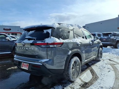 Used 2024 Nissan Pathfinder SV image 7