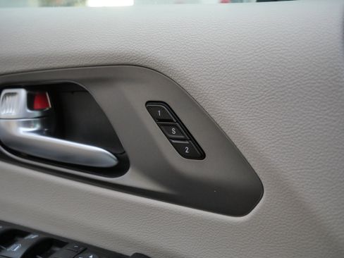 Used 2024 Chrysler Pacifica Touring-L image 32