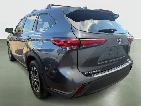Used 2023 Toyota Highlander XLE image 3