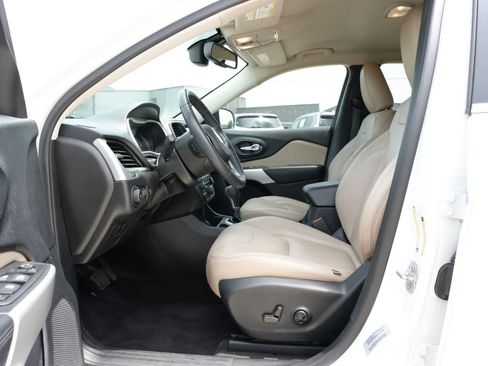 Used 2017 Jeep Cherokee Latitude w/ Comfort/Convenience Group FWD image 17