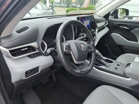 Used 2023 Toyota Highlander XLE AWD/4WD image 13
