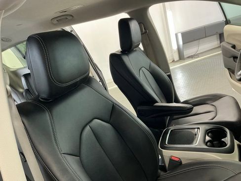 Used 2024 Chrysler Pacifica Touring-L image 9