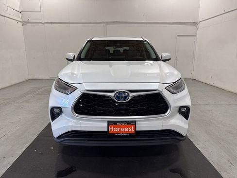 Used 2023 Toyota Highlander XLE image 2