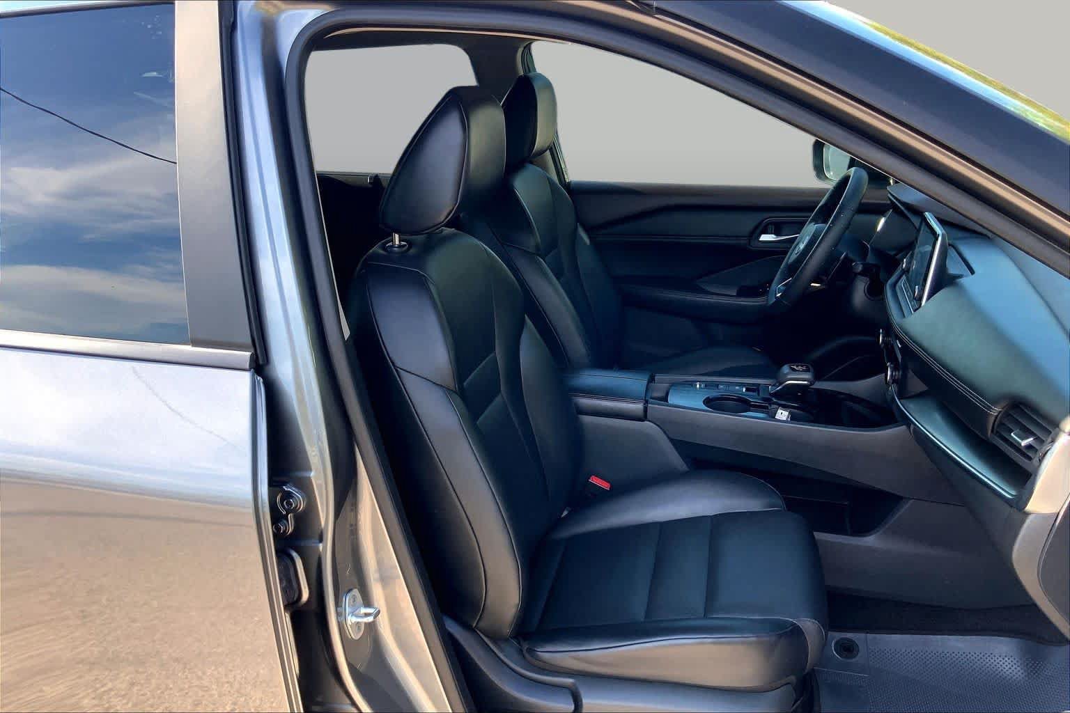 Used 2023 Nissan Rogue SV w/ SV Premium B Package FWD image 9