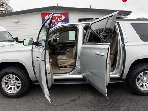 Used 2019 Chevrolet Suburban LT image 22