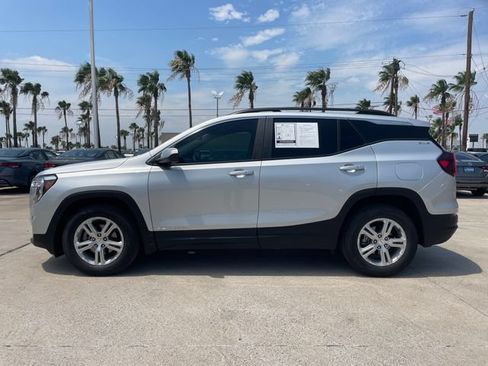 Used 2022 GMC Terrain SLE w/ Driver Convenience Package FWD image 2