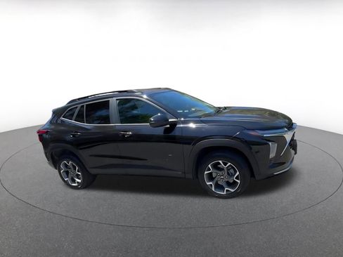 Used 2025 Chevrolet Trax LT w/ LT Convenience Package FWD image 2