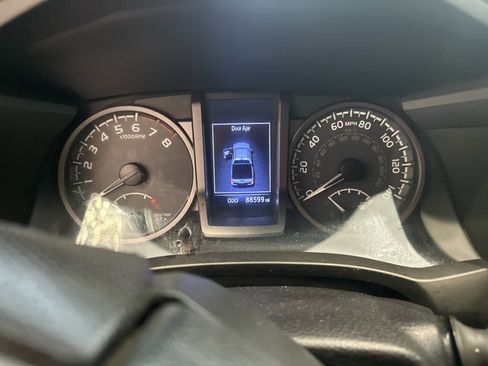 Used 2018 Toyota Tacoma TRD Sport image 11