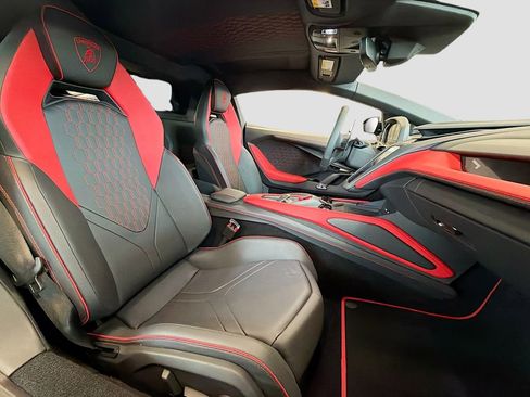 Used 2024 Lamborghini Revuelto image 16