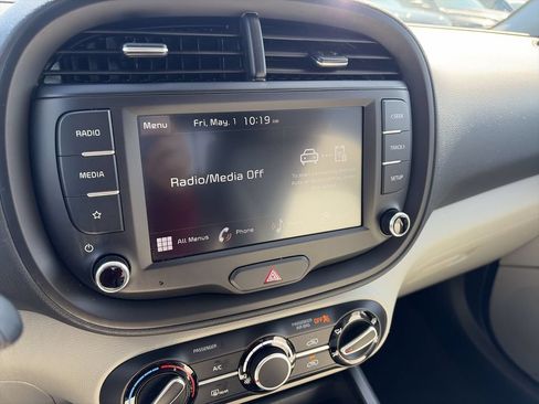 Used 2025 Kia Soul LX w/ LX Technology Package FWD image 16