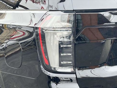 Used 2025 Chevrolet Suburban Premier image 11