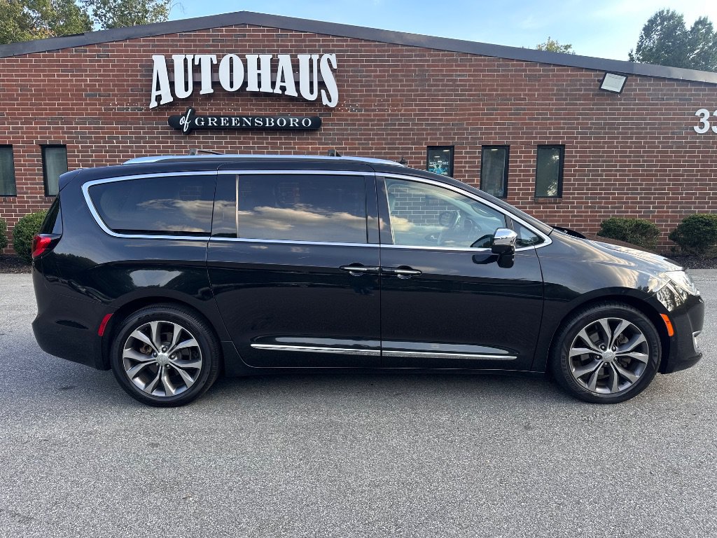 Used 2017 Chrysler Pacifica Limited w/ UConnect Theater Package FWD image 8