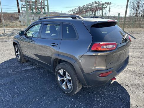 Used 2017 Jeep Cherokee Trailhawk image 5