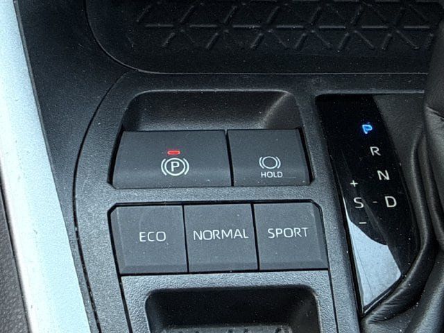 Used 2025 Toyota RAV4 XLE FWD image 21