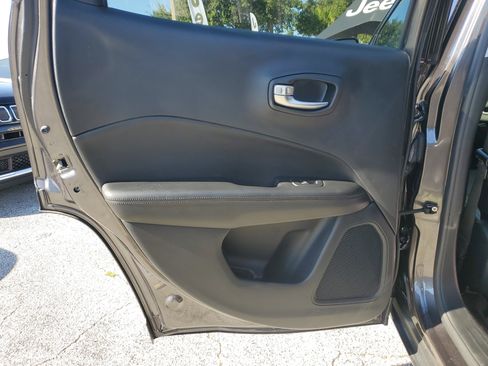 Used 2021 Jeep Compass Latitude image 10