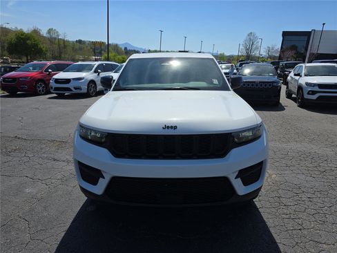 Used 2024 Jeep Grand Cherokee Altitude RWD image 8