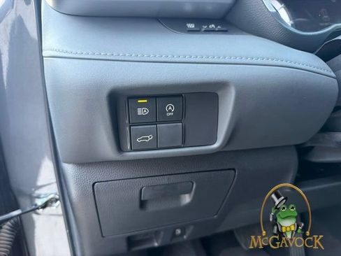 Used 2023 Toyota Highlander XSE FWD image 11