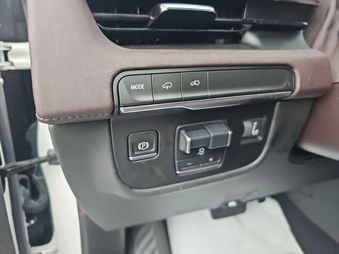 Used 2021 Cadillac Escalade Premium Luxury Platinum RWD image 35