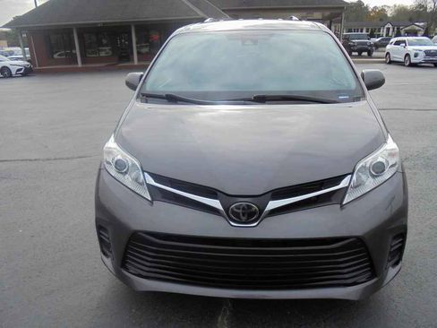 Used 2020 Toyota Sienna LE image 3