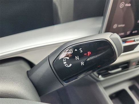 New 2025 Volkswagen Tiguan SE image 12
