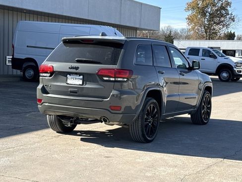 Used 2022 Jeep Grand Cherokee Laredo X image 3