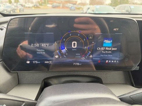 Used 2025 Chevrolet Traverse LT w/ Driver Confidence Package image 11