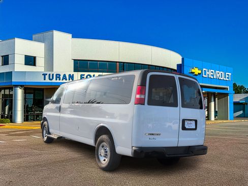 Used 2022 Chevrolet Express 3500 LS RWD image 3