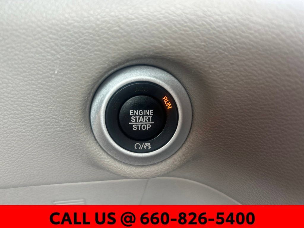 Used 2023 Chrysler Pacifica Touring-L FWD image 19