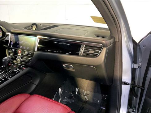 Certified 2023 Porsche Macan AWD/4WD image 22