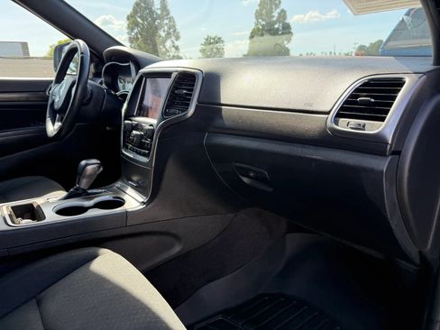 Used 2018 Jeep Grand Cherokee Laredo AWD/4WD image 19