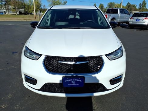 Used 2024 Chrysler Pacifica Touring-L image 9