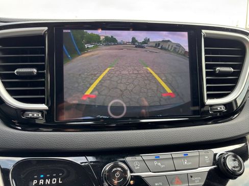 Used 2024 Chrysler Pacifica Touring-L FWD image 27