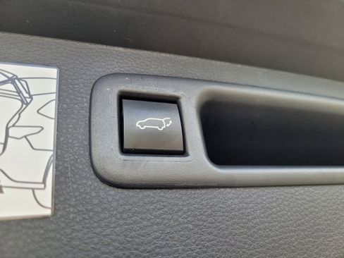 Used 2023 Toyota Highlander Limited image 12