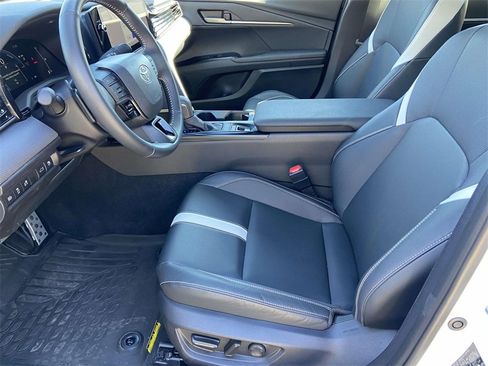 Used 2025 Toyota Camry SE image 16