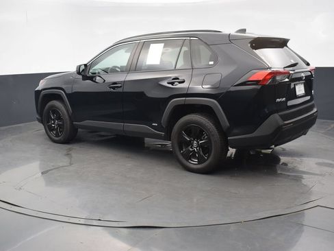 Used 2022 Toyota RAV4 LE AWD/4WD image 4