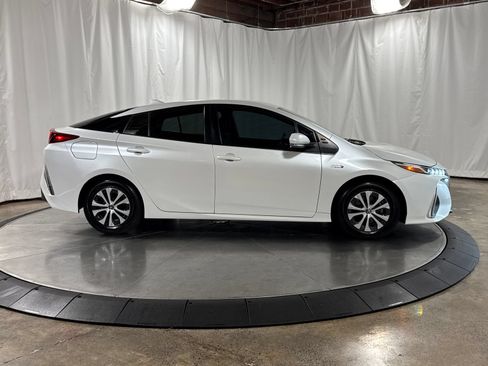 Used 2021 Toyota Prius Prime XLE FWD image 9