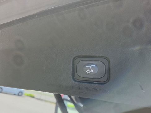 Used 2018 Ford Explorer XLT w/ Equipment Group 202A AWD/4WD image 16