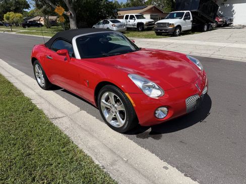 Used 2008 Pontiac Solstice Convertible w/ Preferred Package RWD image 2