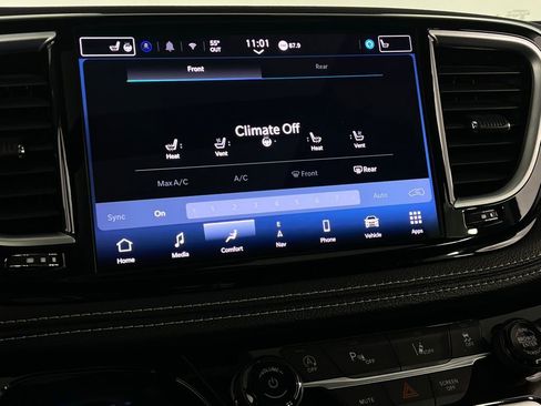 Used 2024 Chrysler Pacifica Limited image 18