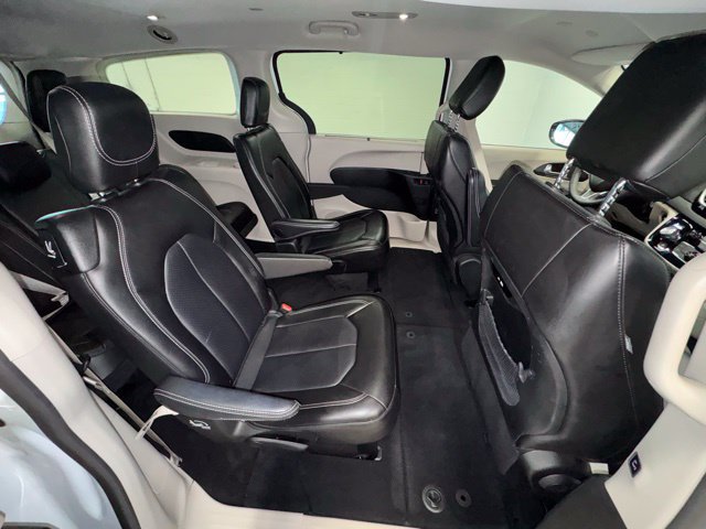 Used 2024 Chrysler Pacifica Touring-L FWD image 10