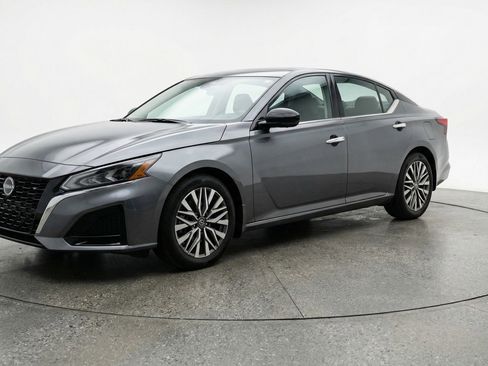 Used 2025 Nissan Altima 2.5 SV image 3