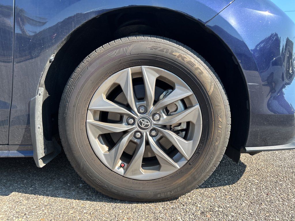 Used 2025 Toyota Sienna LE FWD image 7