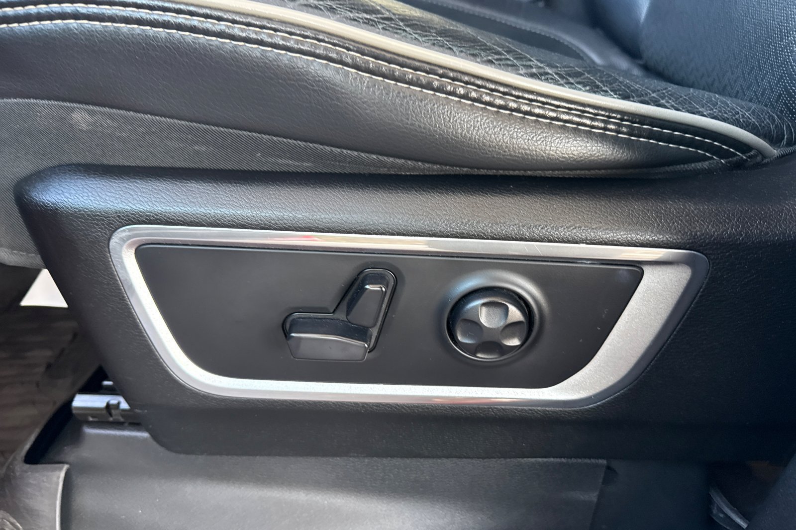 Used 2019 RAM 1500 Laramie RWD image 19