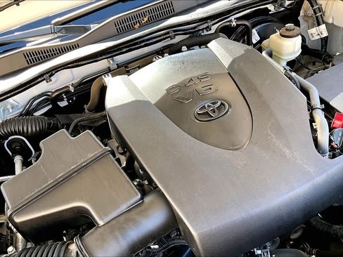 Used 2021 Toyota Tacoma TRD Sport AWD/4WD image 33