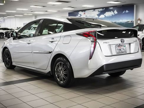 Used 2016 Toyota Prius Four w/ Advanced Technology Package image 8