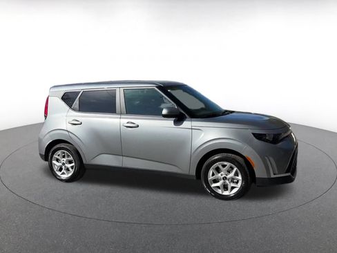 Used 2025 Kia Soul LX w/ LX Technology Package FWD image 2