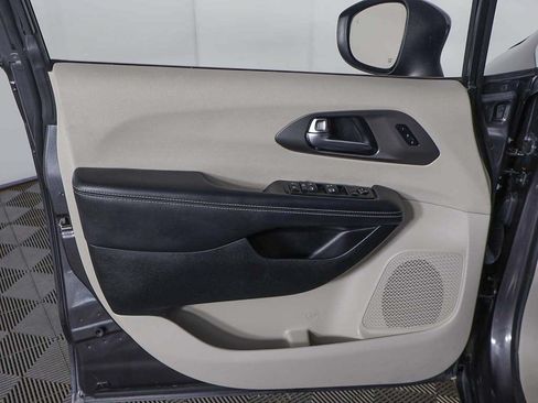 Used 2023 Chrysler Pacifica Touring-L FWD image 23
